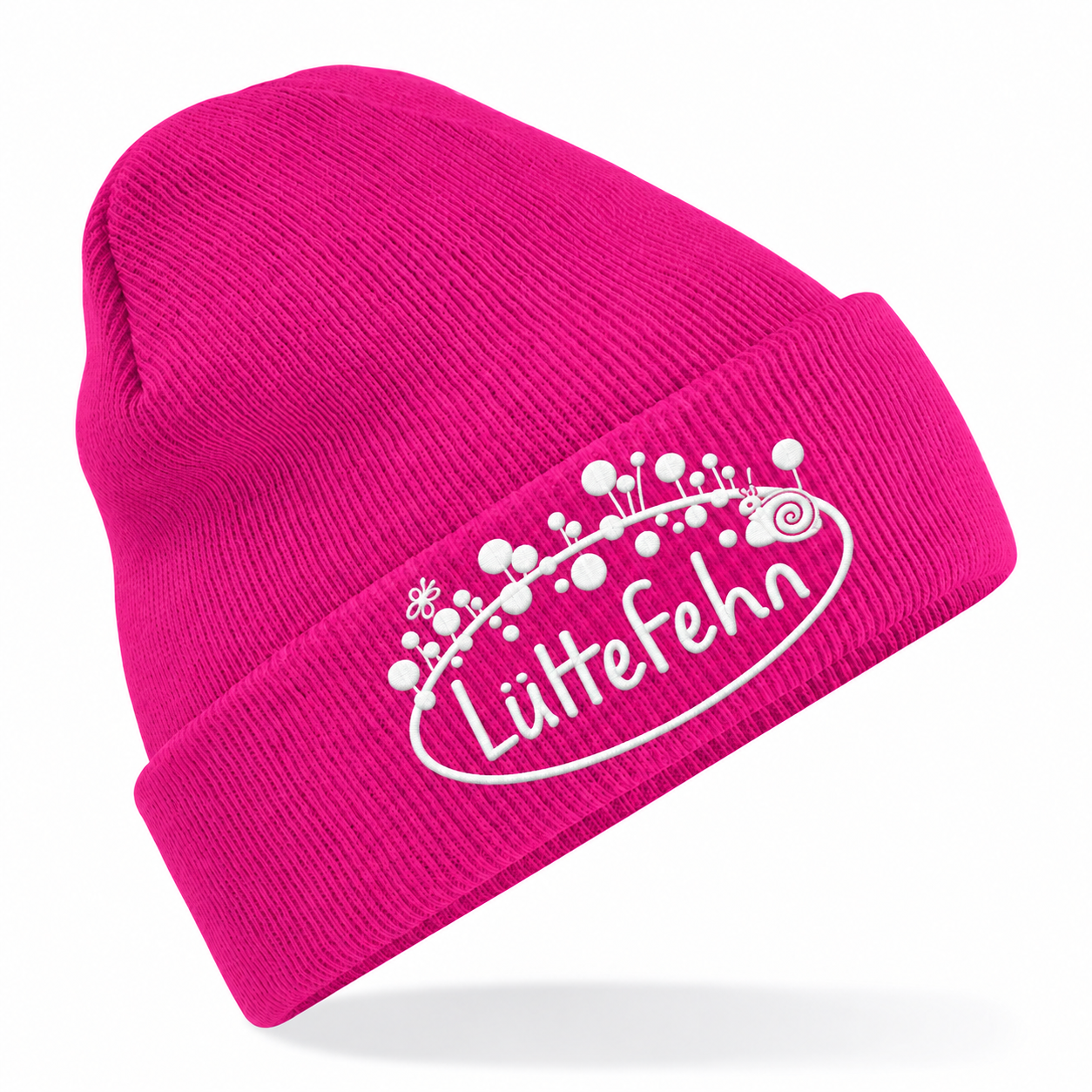 Kita Lüttefehn Kindermütze Fuchsia mit weißem Logo – einheitliche Ausrichtung